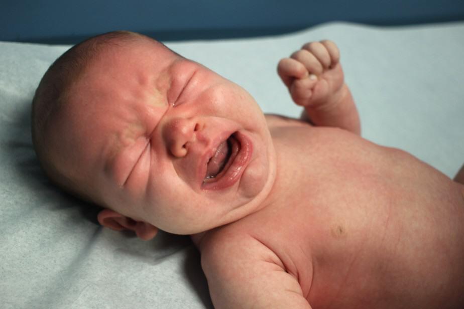 baby with opioid withdrawals crying