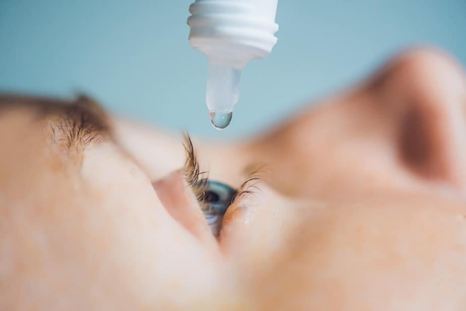 newborn undergoing eye exam for ROP